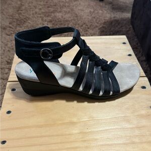 Like New YUU Black Hilly Sandals 8M